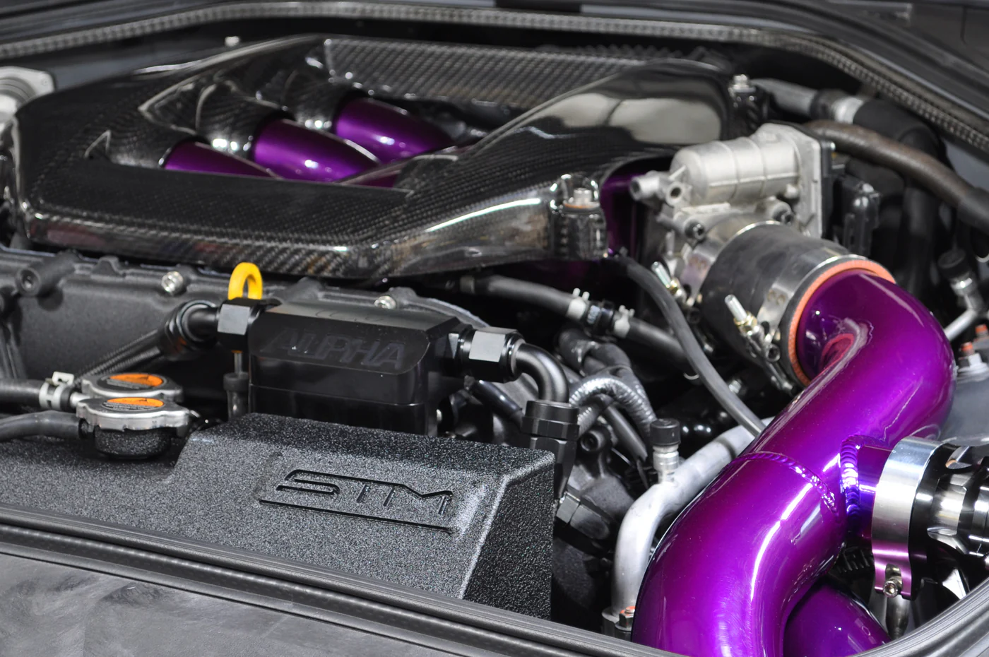 Seibon Carbon Fiber Engine Cover for R35 GTR (EC0910NSGTR) - Image 4