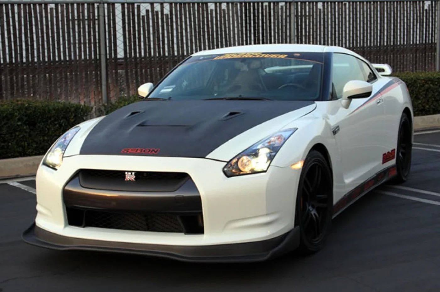Seibon Carbon Fiber Hood VSII Style Dry for R35 GTR 2009-2016 (HD0910NSGTR-VSII-DRY) - Image 6